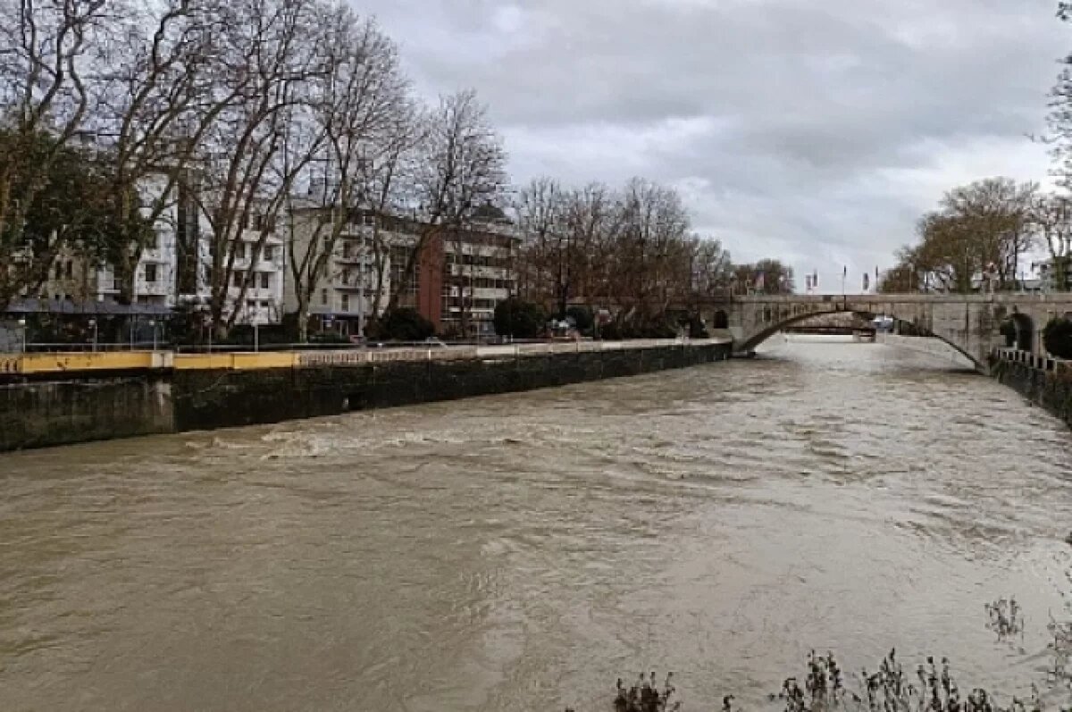    В Сочи оползень разрушил подпорную стену многоквартирного дома