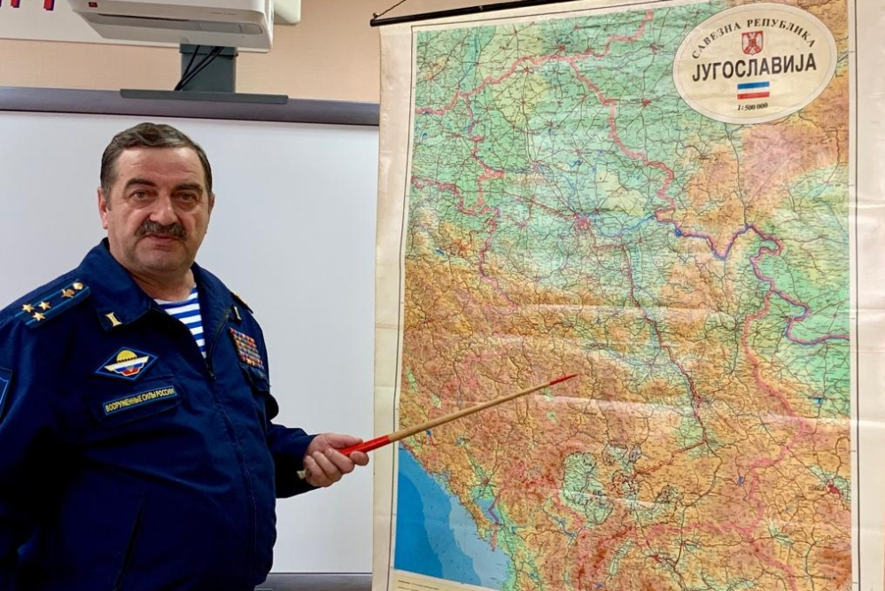 Полковник Сергей Павлов у карты Югославии, подаренной ему сербским офицером