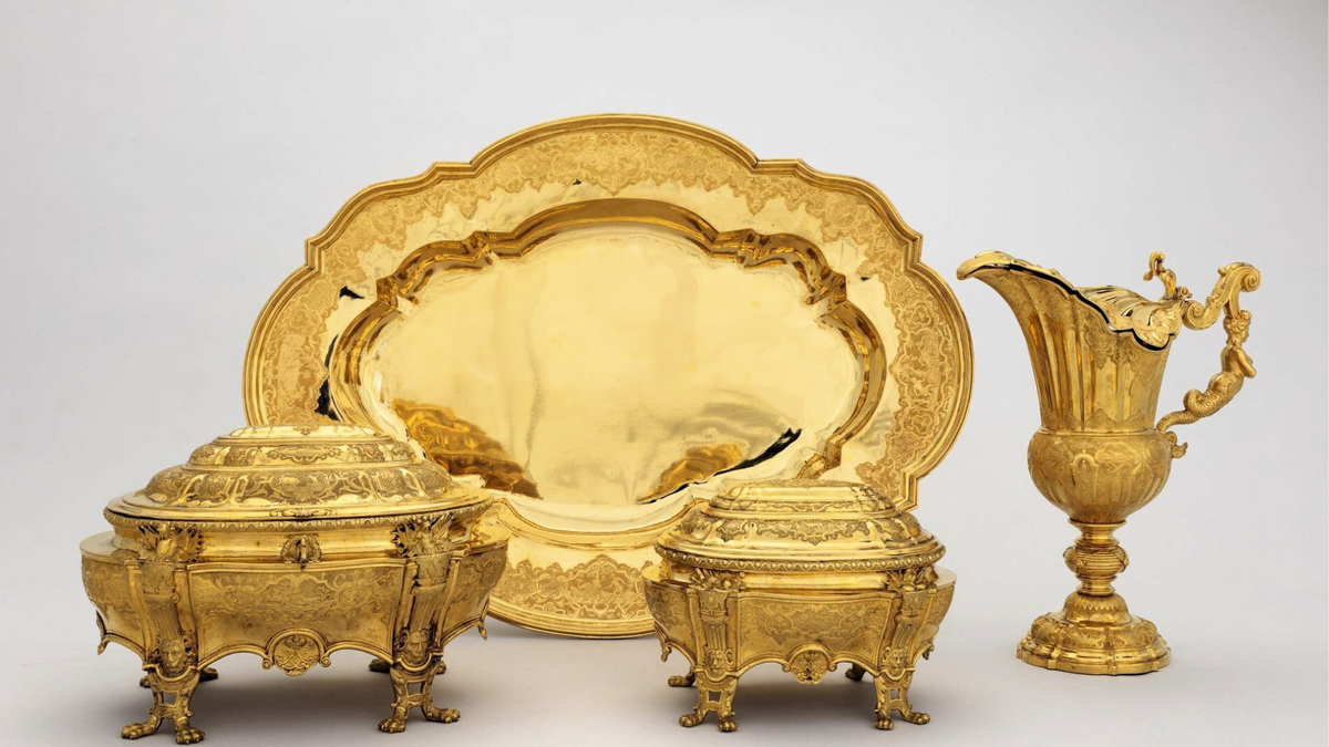 Рукомойная лохань, рукомойник, шкатулка и туалетная коробка из туалетного прибора Анны Иоанновны, Германия, Аугсбург, 1736–1740 гг. © Эрмитаж