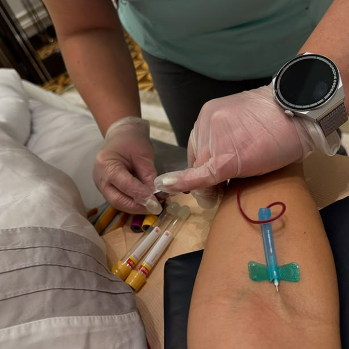 Медики взяли у Алсу кровь из вены на анализы. Фото: соцсети певицы Алсу