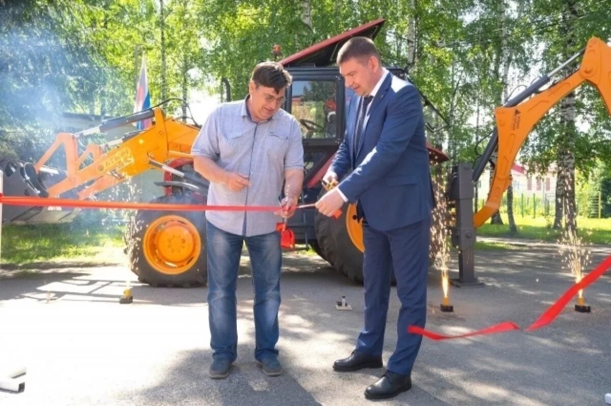    Новый экскаватор-погрузчик компания подарила для обучения студентов МГСТ. На торжестве красную ленту перерезали директор разреза «Междуречье» Николай и и.о. директора МГСТ Юрию Пиндюра.