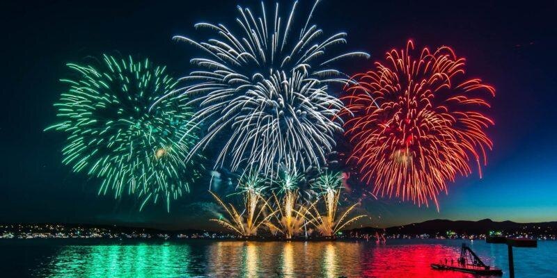 Салюты - это красиво, но не экологично, громко и пожароопасно.