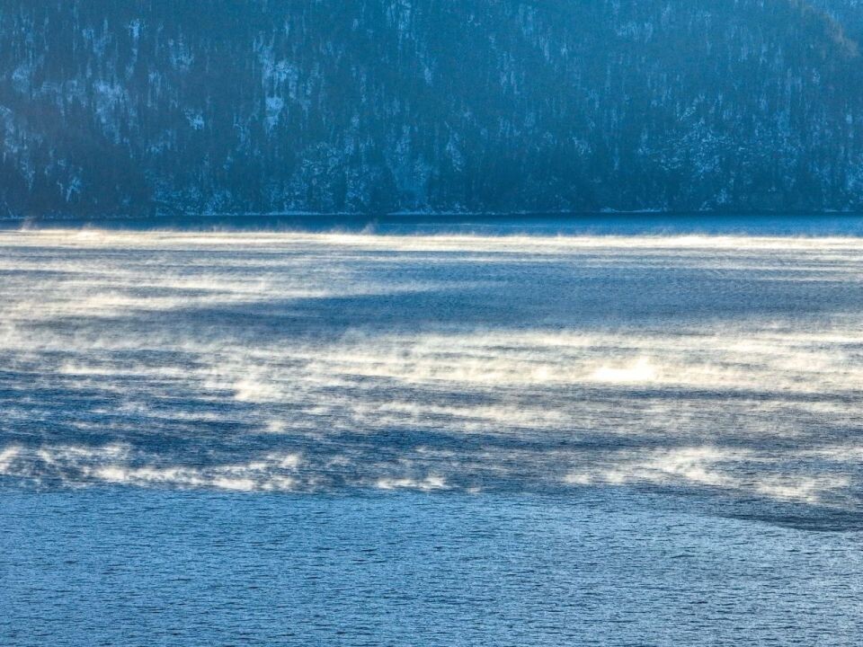   В Алтайском заповеднике запечатлели парящее зимнее озеро. Источник: Роман Воробьев и Татьяна Клименко