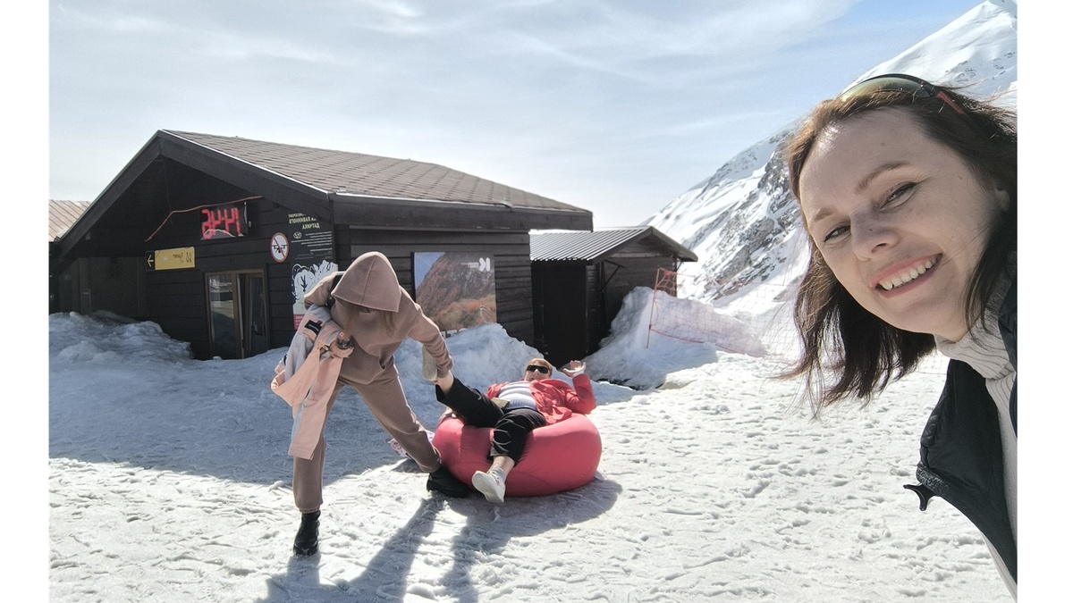 На ватрушке можно кататься и так. Фото: Книга Приключений