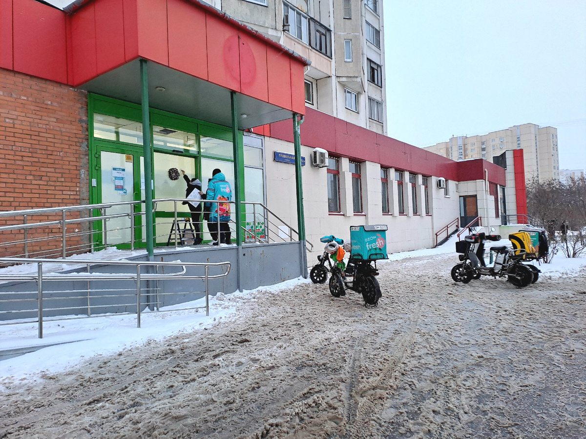 Коллеги-курьеры.