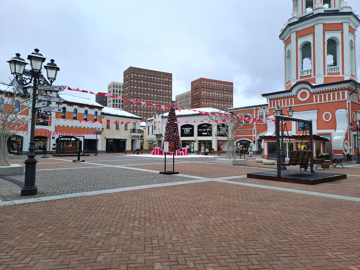 Аутлет Белая дача. Центральная площадь.