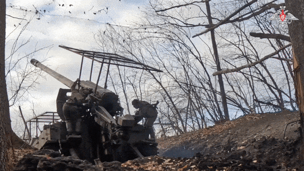    Самоходки продолжают выбивать противника с позиций//Видео с официального ТГ-канала Минобороны