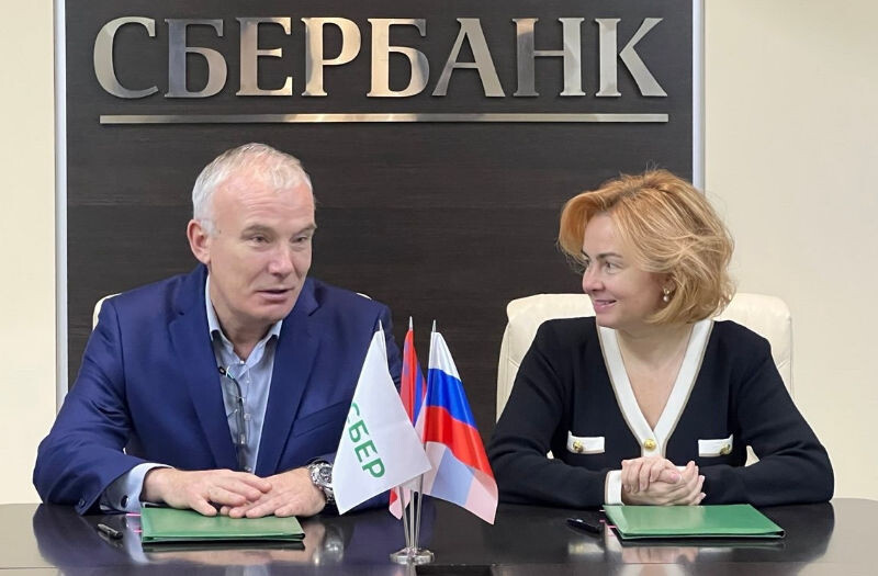    Управляющая Волгоградским отделением Сбербанка Наталья Демина и директор ассоциации «Гарантийный фонд Волгоградской области» Алексей Ермаков (фото: пресс-служба Сбербанка)