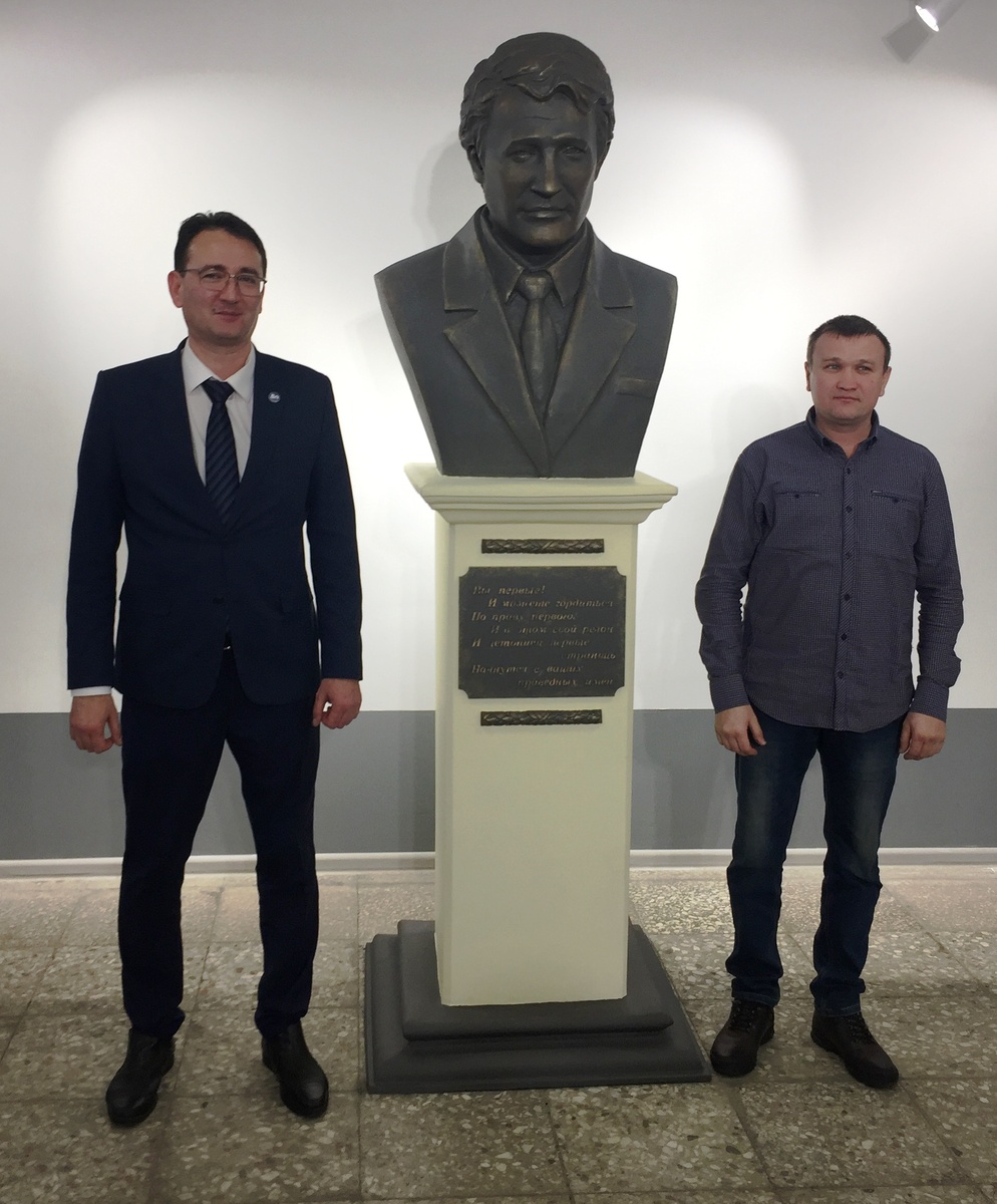 Слева направо: 1. Алимбеков Ринат Тахирович – заместитель директора ПРЗ по персоналу. 2. Иксанов Вадим – скульптор, автор бюста.