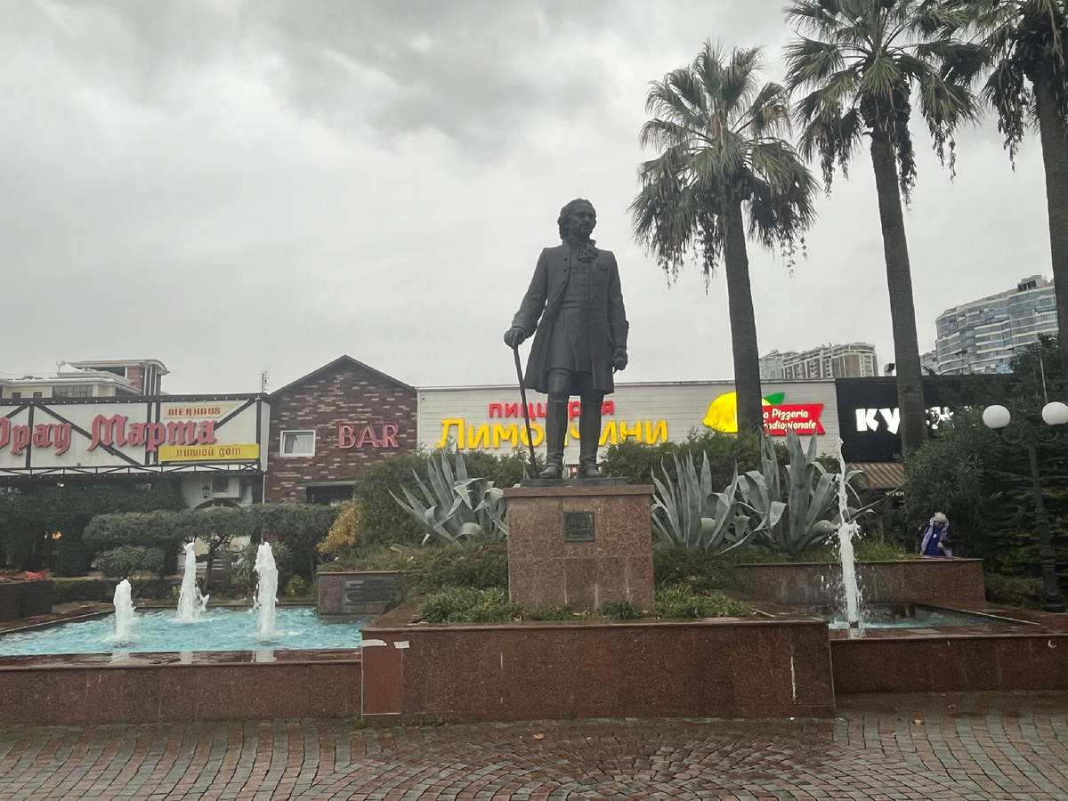 Памятник Петру I первому в городе Сочи.