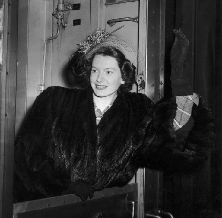 Даниэль Бонель (1919 -2012) долгое время была низменным секретарем и доверенным лицом Эдит Пиаф. Фото середины 1950-х годов