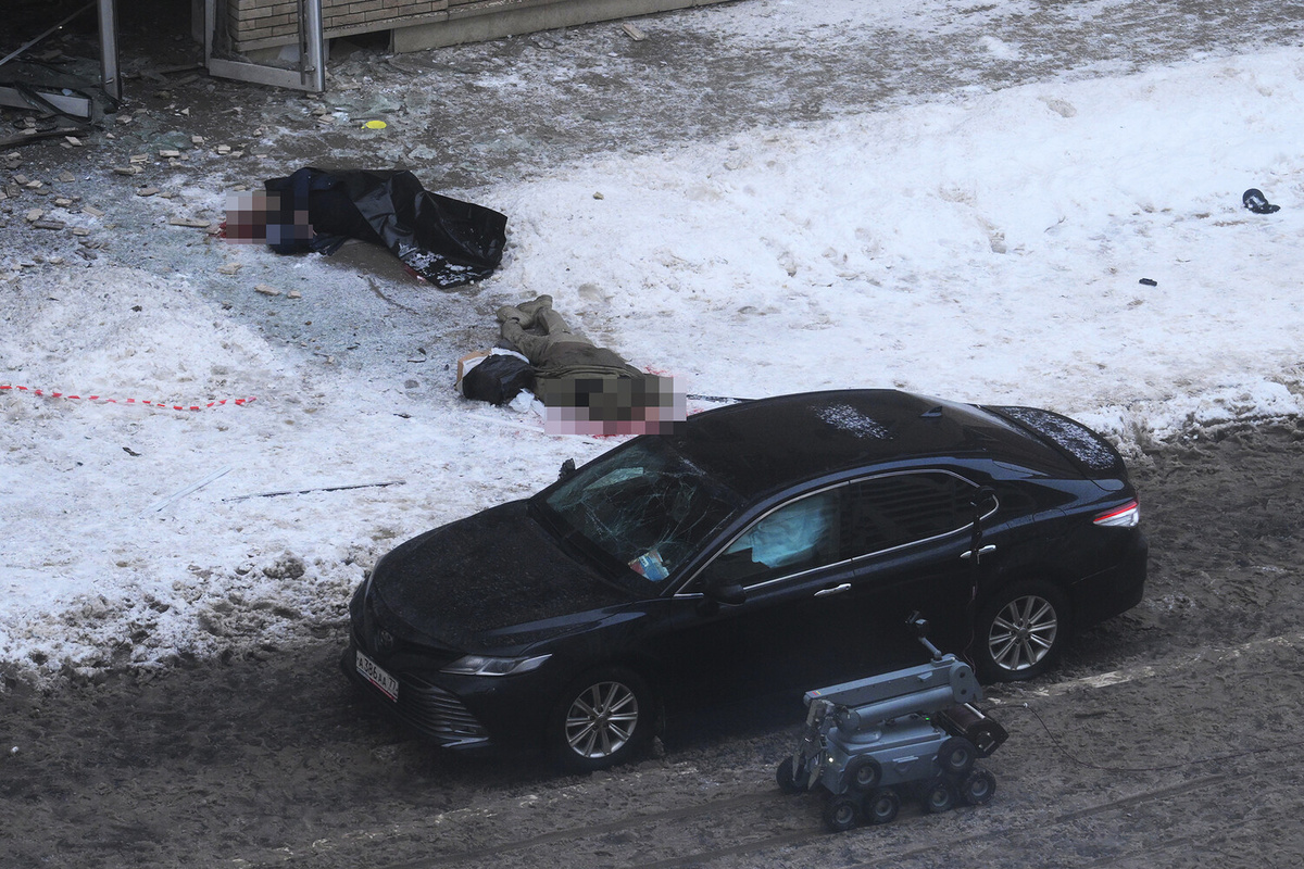 Тела начальника войск радиационной, химической и биологической защиты ВС РФ Игоря Кириллова и его помощника на месте взрыва около жилого дома на Рязанском проспекте, 17 декабря 2024 года ©Максим Блинов/РИА Новости  📷