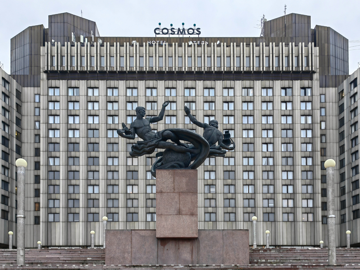 Скульптура "Создатели флота в России" (броза, гранит; 1982 г.) Автор модели: Э.М. Агаян. Архитектурное решение архитектора Н. Н. Баранова