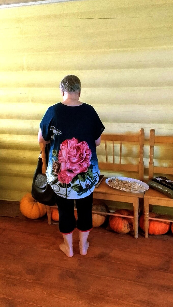 Она не захотела фотографироваться, сказала причёска нарушилась под шапкой) поэтому я незаметно, как обычно её запечатлела.