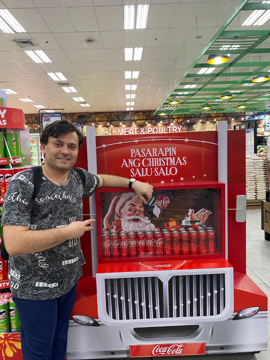 Фото из супермаркета, с рекламным стендом Coca-Cola