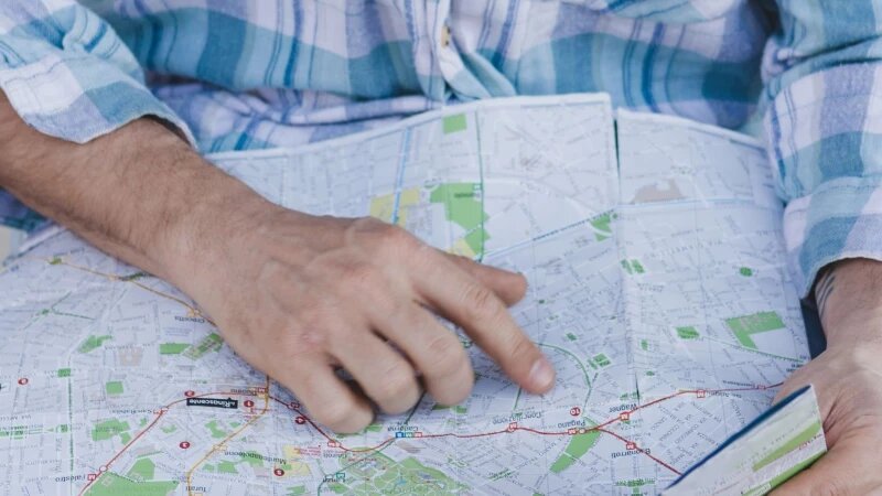     Мужчина смотрит карту. Источник фото: ru.freepik.com, автор, freepik