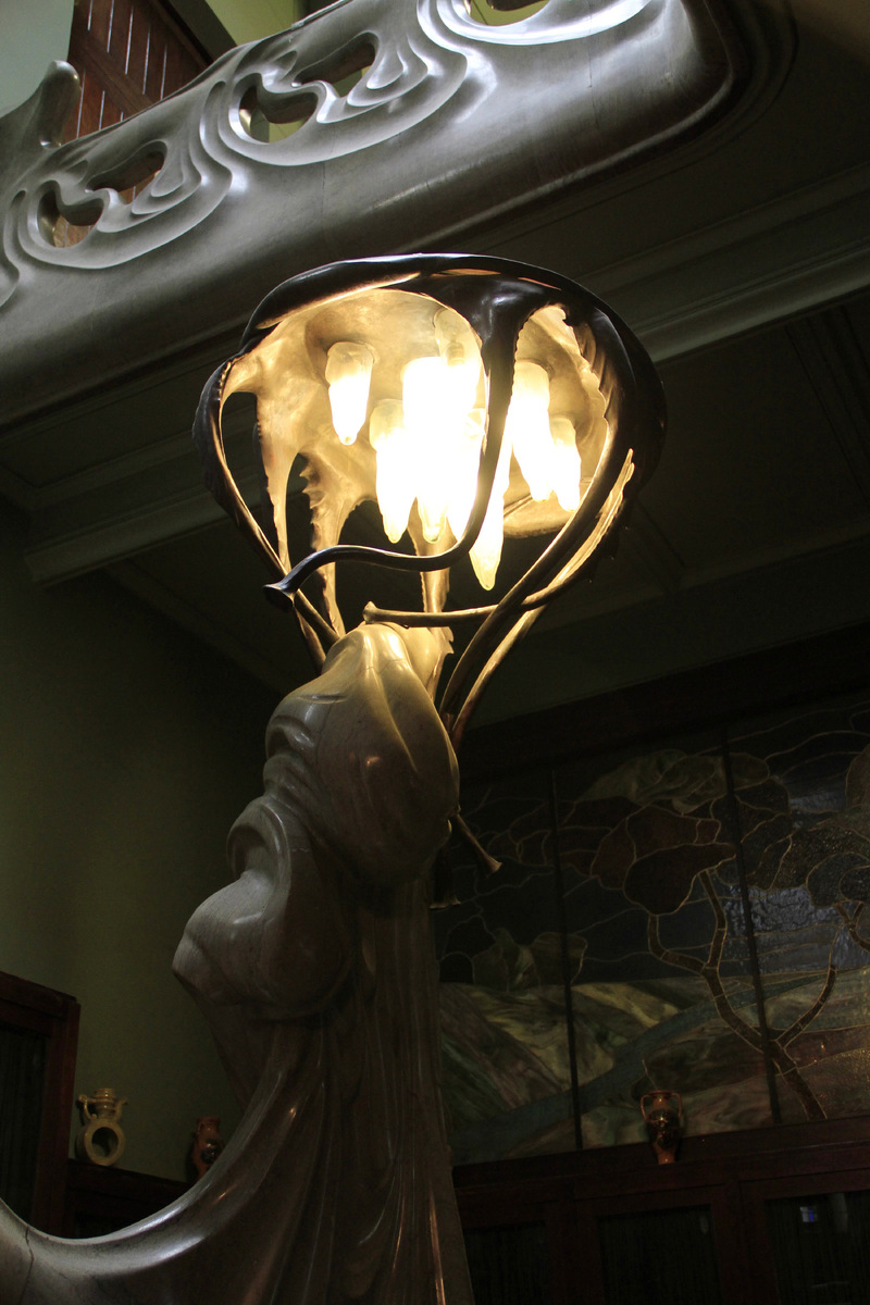 Тема интерьеров особняка — море. Кроме лестницы-волны, вы увидите витражи с медузами, светильники-раковины и мозаичные панно с подводными мотивами. Фото: Shesmax / Wikimedia