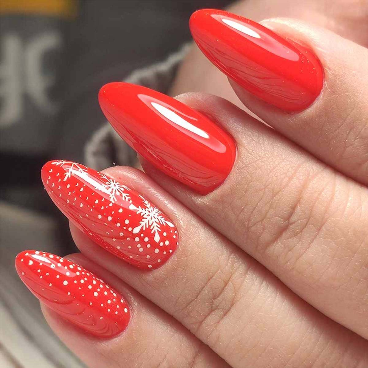 Ногти миндалевидной формы с кораллово-красным лаком и рождественским нейл-артом