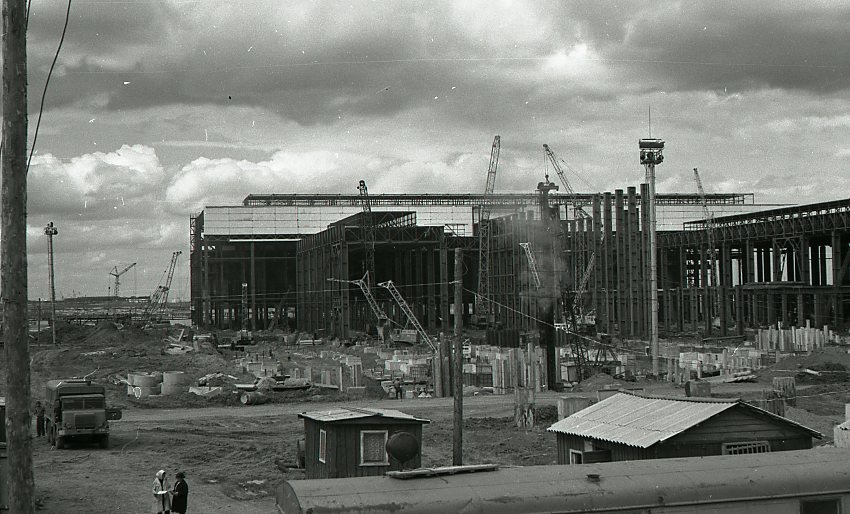 Идёт строительство корпуса стального литья литейного завода.