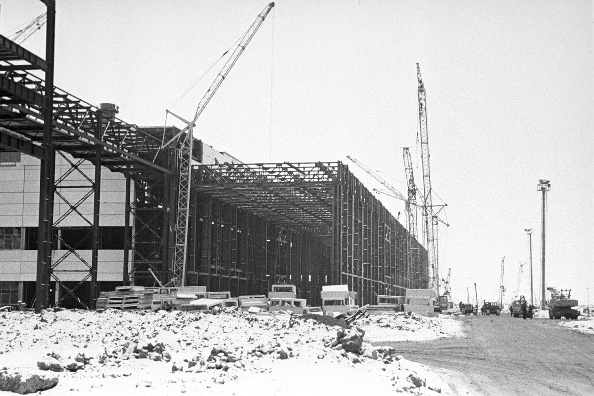 Идёт строительство корпуса стального литья литейного завода.