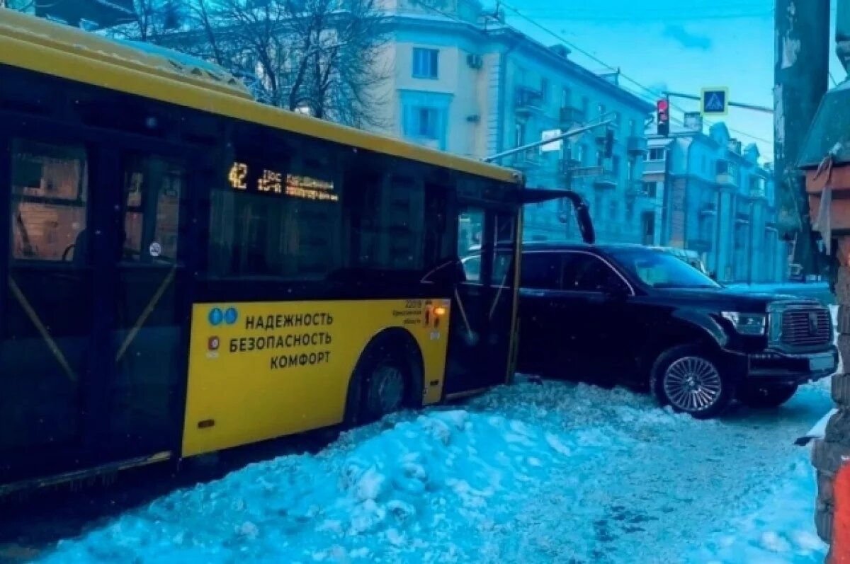    В Ярославле момент столкновения автобуса и иномарки попал на видео
