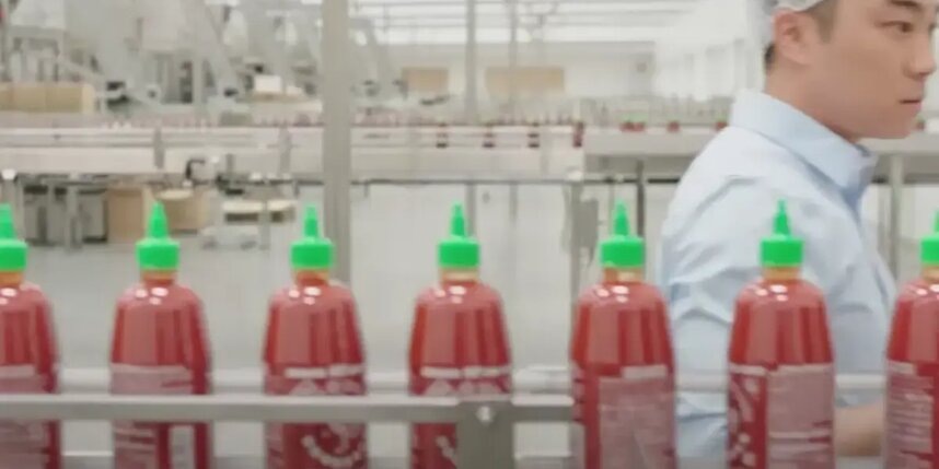    Из-за испорченного урожая компании Huy Fong Foods даже пришлось приостановить производство своего знаменитого соуса шрирача.Скриншот youtube/Mashed