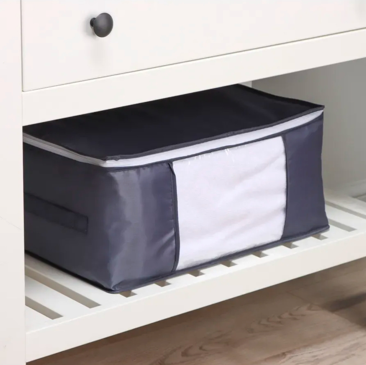 У органайзера есть окошко, что удобно при поиске вещей. Не маркий материал, позволяет меньше стирать.