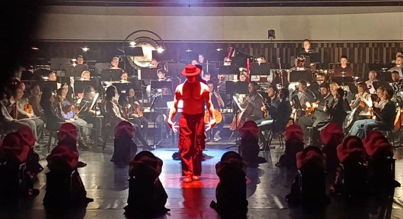 Возвращусь к недавнему нашему концерту, потому что на этих фото явно видна часть световой его партитуры. Фото автора.