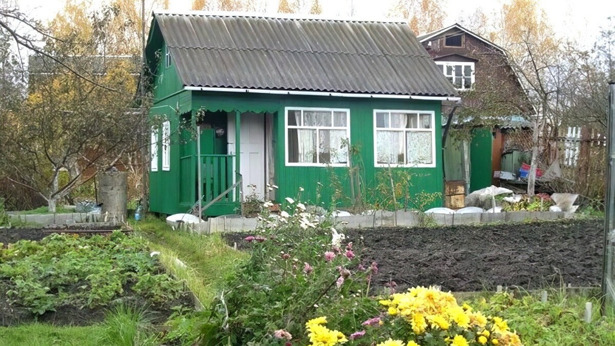 ...во времена Иосифа Виссарионовича Сталина бесплатная раздача дач стала одним из элементов стратегии выживания общества в ядерной войне. 