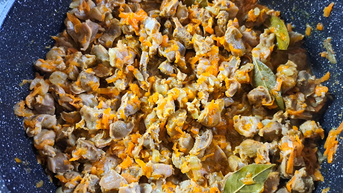 Обожаю жареные куриные желудочки с репчатым луком, морковью, лавровым листом и специями.