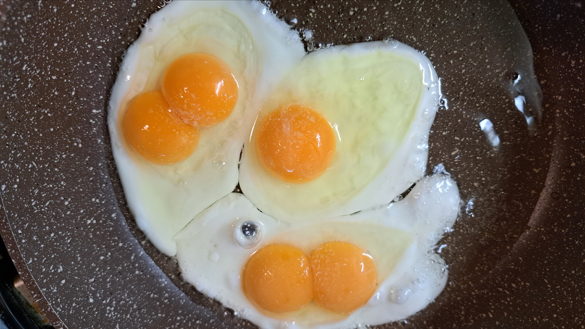 Яичница, но 2 яйца с двумя желтками попались. Интересно почему? Первый раз такое вижу.