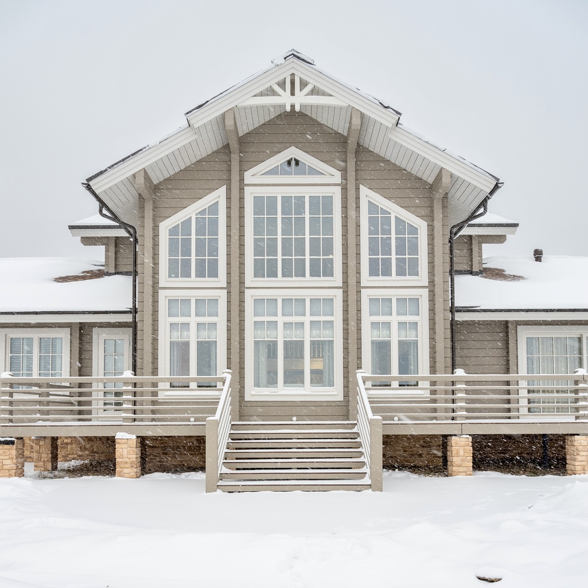 Центральный фасад занимает гостиная в два света