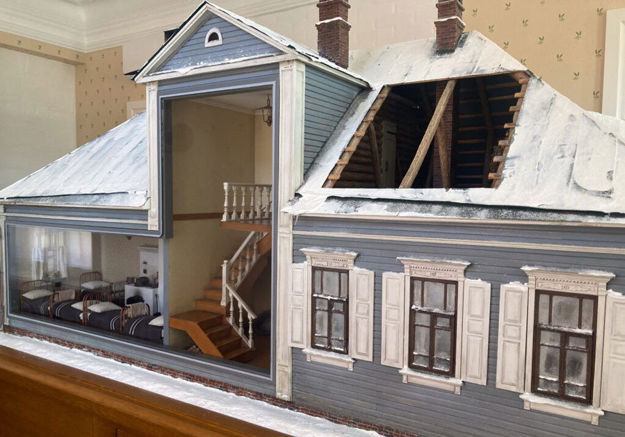 Центральный экспонат выставки – искусно выполненный макет дома с мезонином, позволяющий в деталях познакомиться с бытом и укладом жизни в приюте. Фото: tatar-inform.ru; ostrovgrad.ru