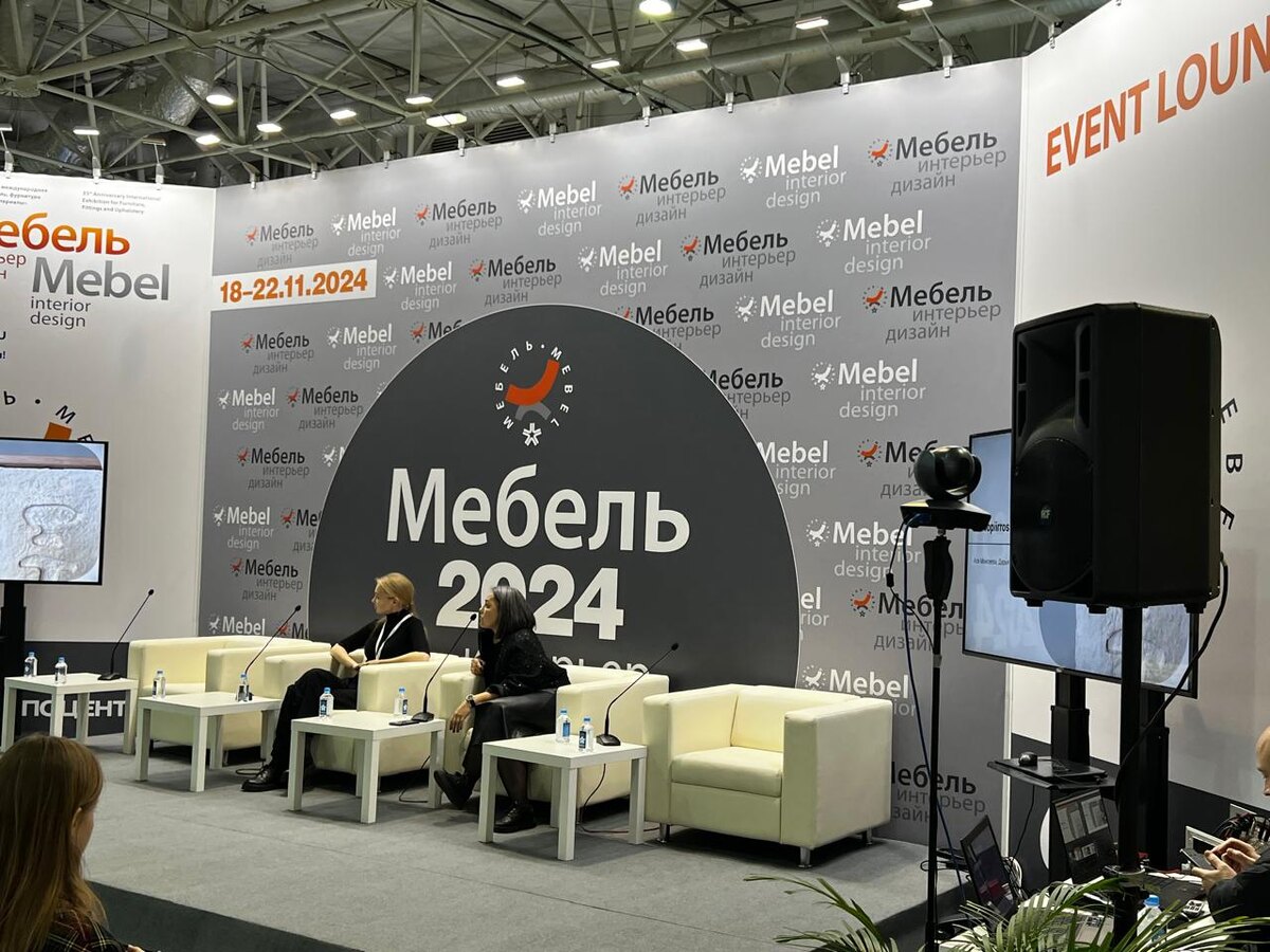 В московском «Экспоцентре» завершилась 35-я юбилейная выставка «Мебель, фурнитура и обивочные материалы» — «Мебель-2024», собравшая под одной крышей ведущих производителей, дизайнеров и специалистов мебельной индустрии. Команда Feedback Digital также стала частью этого масштабного события, и впечатления от посещения выставки остались по-настоящему яркими и вдохновляющими.

Каждый павильон был наполнен идеями и решениями для самых разных интерьеров: стильные гостиные, современные кухни, уютные детские комнаты и функциональные рабочие кабинеты. Примечательно, что экспозиции включали как премиальные бренды, так и более доступные варианты, что сделало мероприятие интересным для широкой аудитории.

Деловая программа стала отдельной жемчужиной выставки. Форумы и семинары объединили профессионалов отрасли и дали возможность обменяться опытом, обсудить новейшие тренды и получить ценные инсайты. Особый акцент был сделан на цифровизацию бизнеса и роль искусственного интеллекта в продажах мебели. Это показало, что современные технологии становятся важным инструментом в оптимизации процессов и повышении качества взаимодействия с клиентами.

Организация мероприятия была на высшем уровне: от продуманного расположения стендов до эффективной работы с участниками и посетителями. Новые знакомства, деловые контакты и впечатляющие презентации позволили глубже погрузиться в специфику мебельного бизнеса и увидеть его перспективы.

35-я выставка «Мебель-2024» задала новые стандарты в индустрии и оставила яркий след в сердцах её участников. Эта неделя стала временем вдохновения, полезных знаний и мощного импульса для будущих проектов. Мы рады были быть частью такого значимого события и уверены, что уносим с собой не только положительные эмоции, но и ценные идеи для дальнейшего развития.