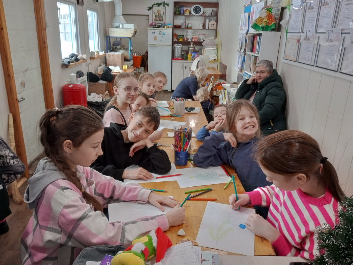 Ребята рисуют и балуются