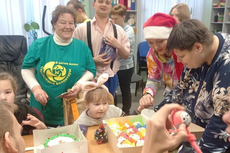    Фото: пресс-служба "ВИЗ-Стали". Добровольцы дарят праздник тем, кто нуждается в помощи и поддержке