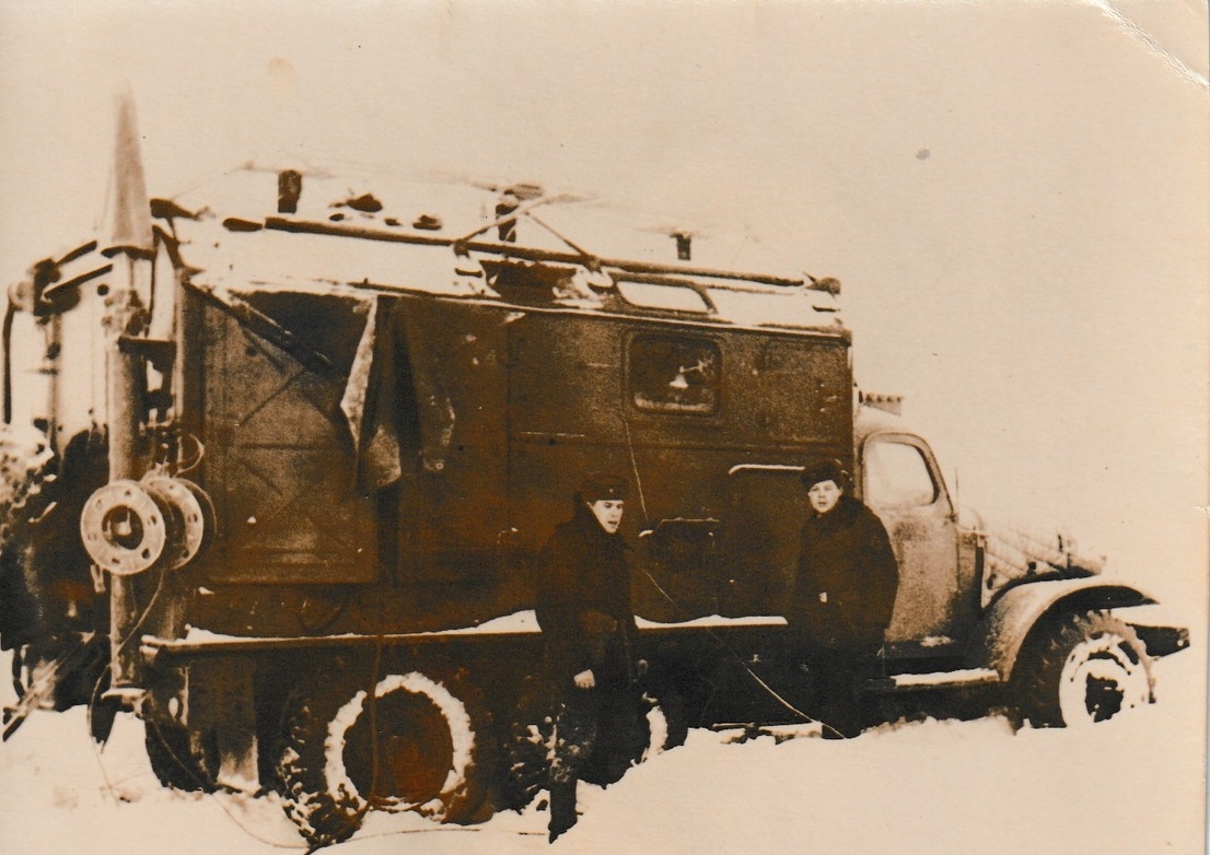 Фото от Станислава К.: Радиосмтанция Р-140 (секретная). В 1977 году гриф секретности с неё был уже снят. И аппаратура Т-217 "Эльбрус" стала просто "секретно". А вот блокноты к ней "совершенно секретно"..