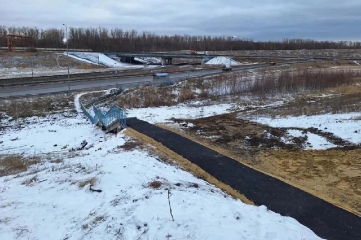    Вместо рухнувшей лестницы у Президентского моста сделали тротуар