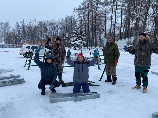    В Белой Холунице устанавливают праздничную ёлку