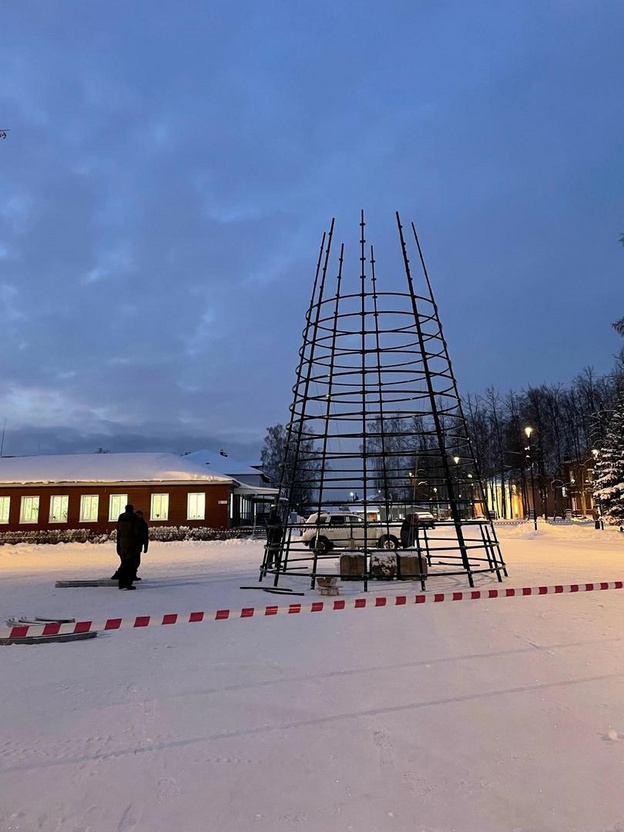    В Белой Холунице устанавливают праздничную ёлку