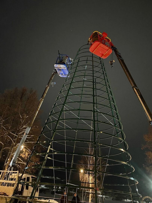    В Белой Холунице устанавливают праздничную ёлку