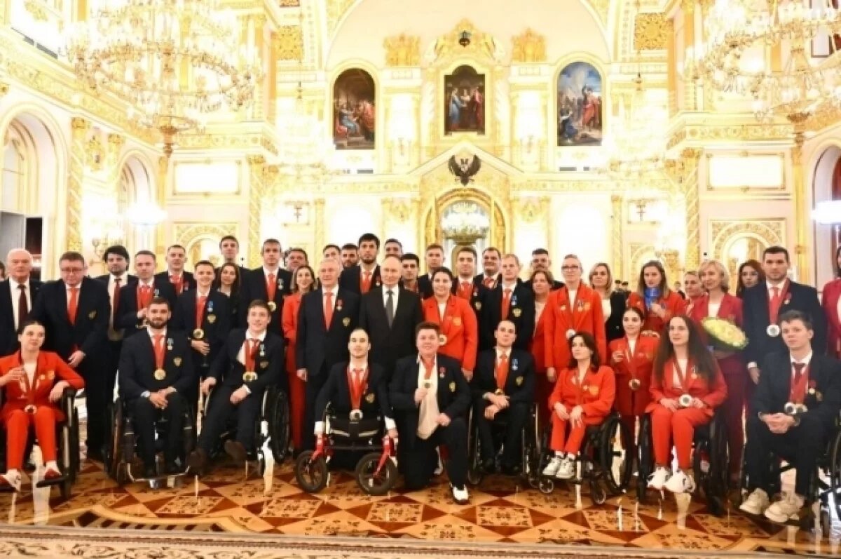    Новосибирский паралимпиец получил медаль из рук Президента РФ