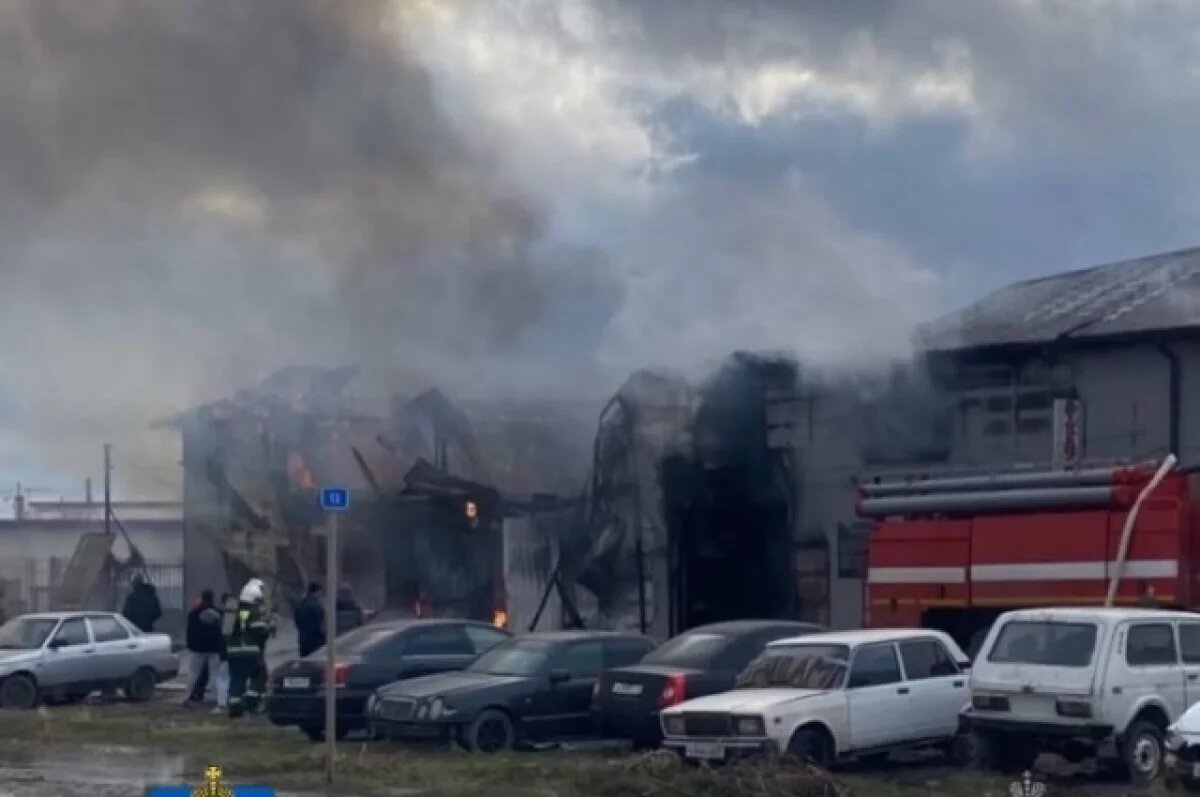    Из-за пожара в автосервисе оказалась задымлена астраханская трасса