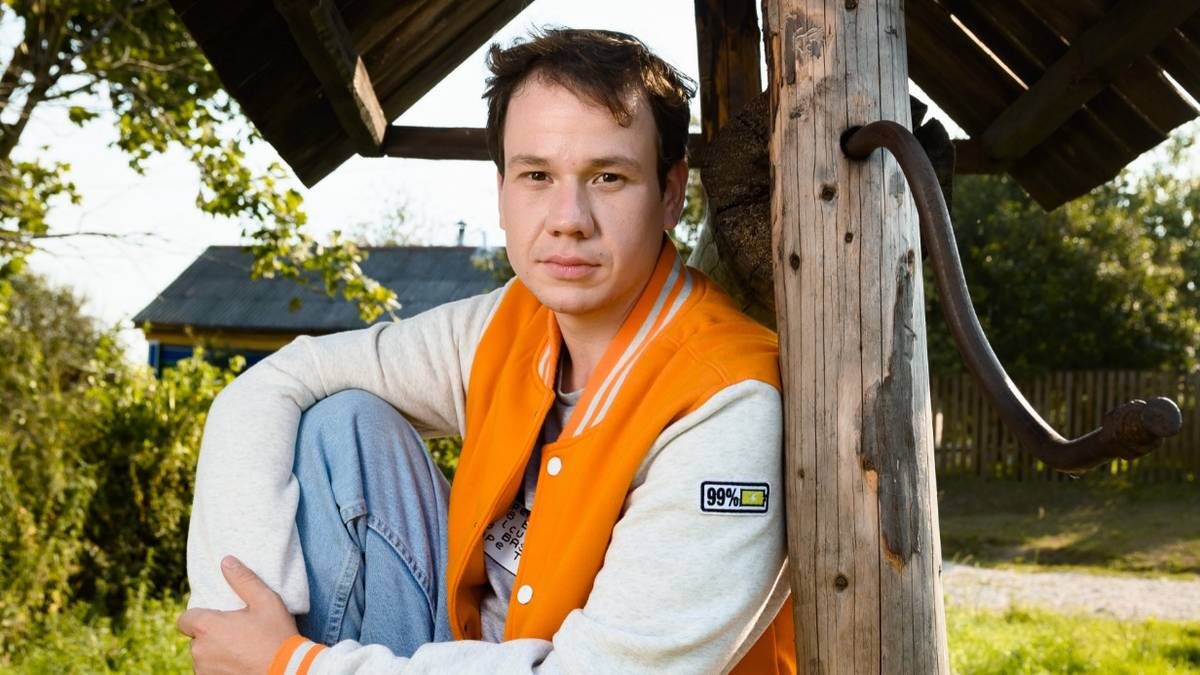    Кадр из сериала «Новые Жуки» (2024): Павел Комаров в роли москвича Дениса, который служит в Саратовской области / Фото: Пресс-служба ТНТ