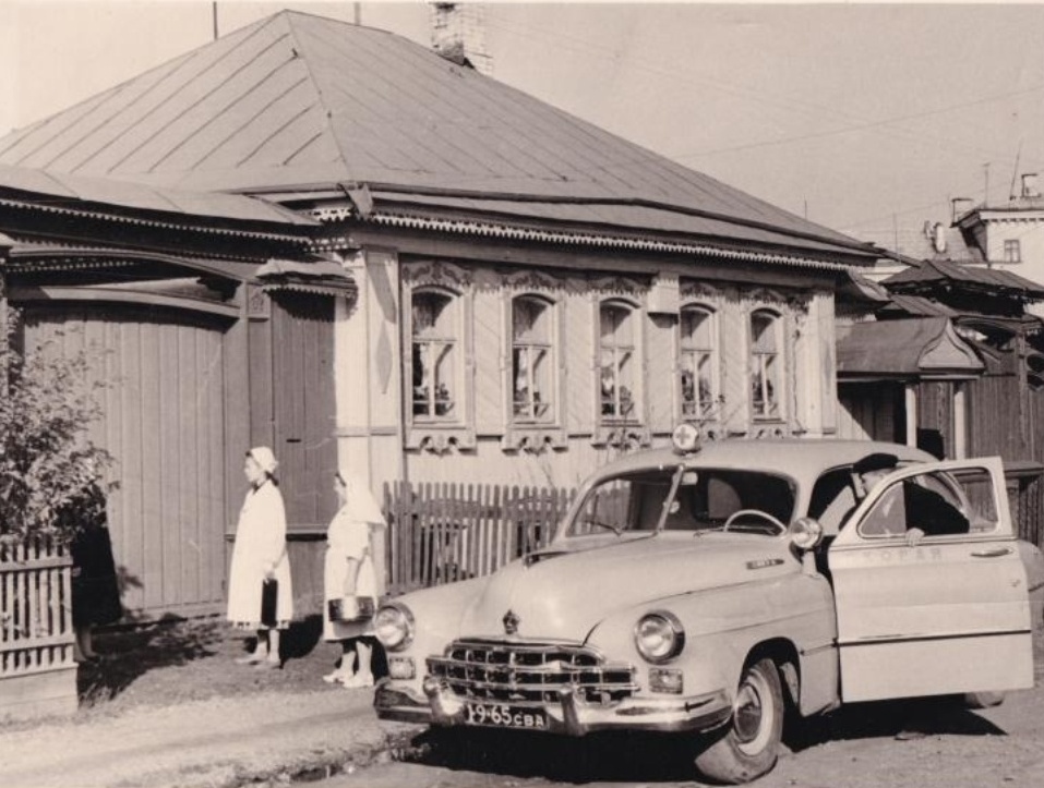 Редкий санитарный автомобиль ГАЗ-12