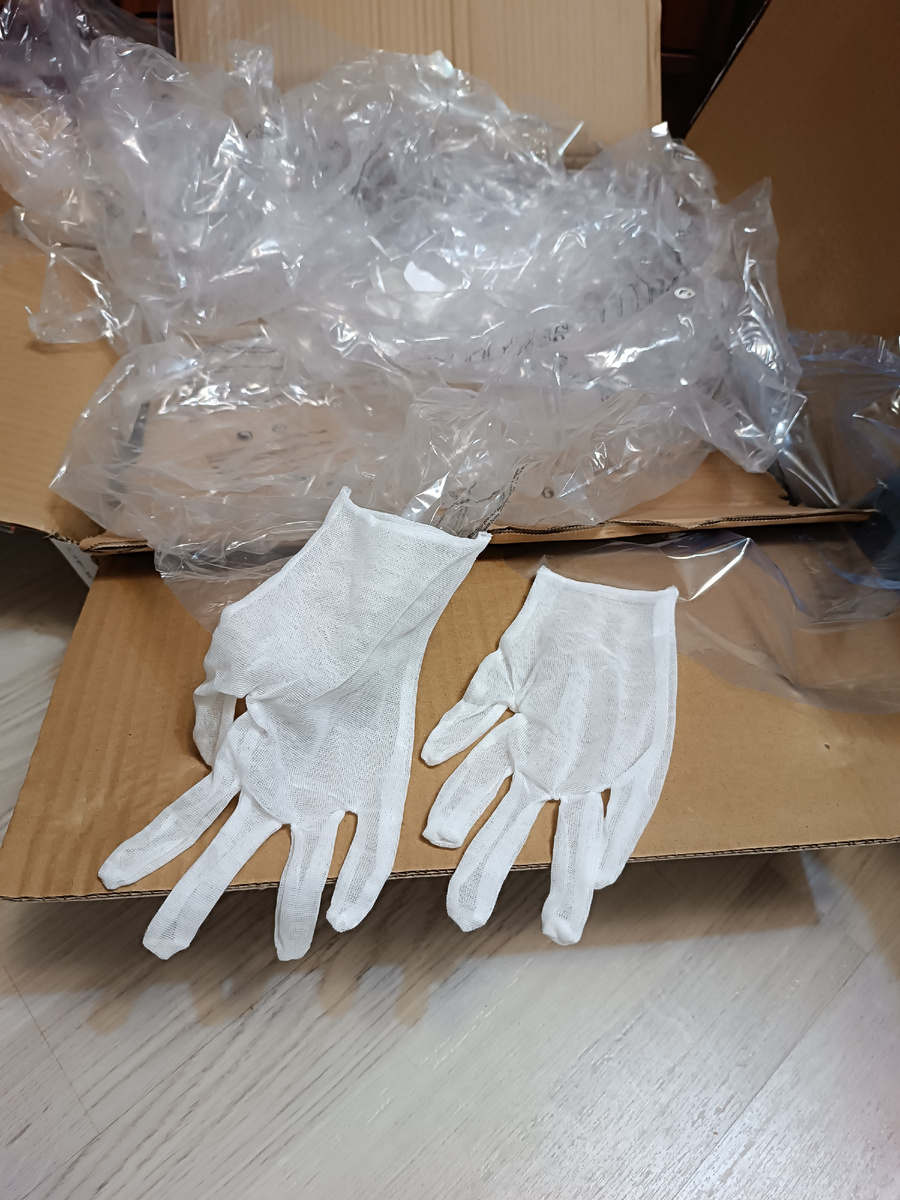 Приложение к люстре - перчаточки для защиты рук. Даже мне еле налазят, не говоря уж о мужских руках!