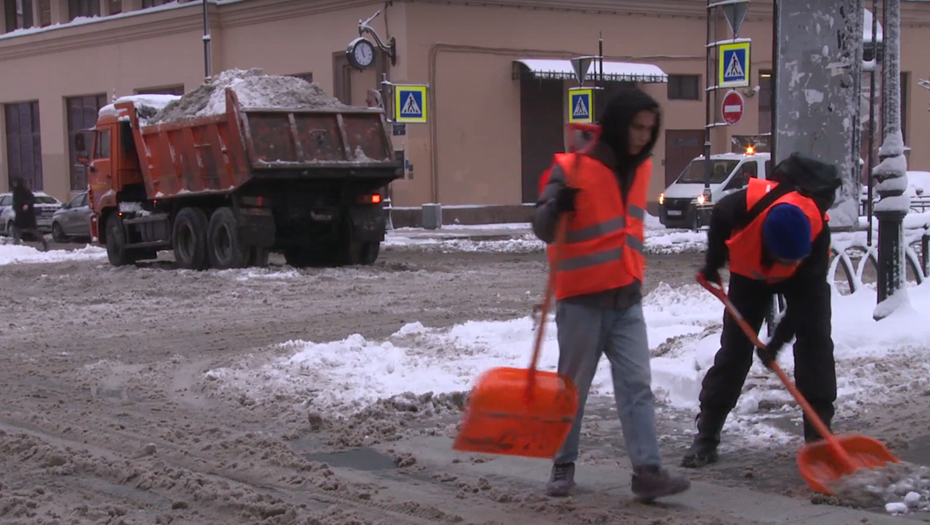    Студенты убирают снег в Петербурге, декабрь 2024 года. Автор фото: Пресс-служба комитета по благоустройству Петербурга