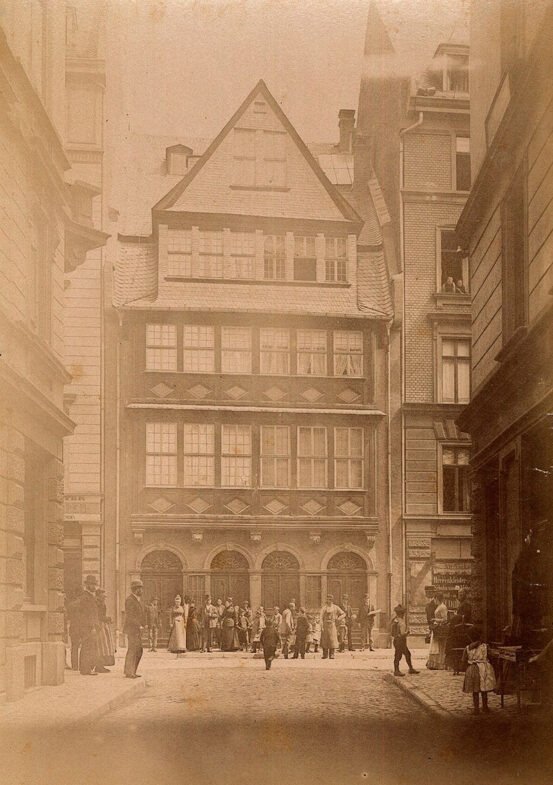 "Под красным щитом" - дом во франкфуртском гетто, в котором Майер Амшель жил до самой смерти