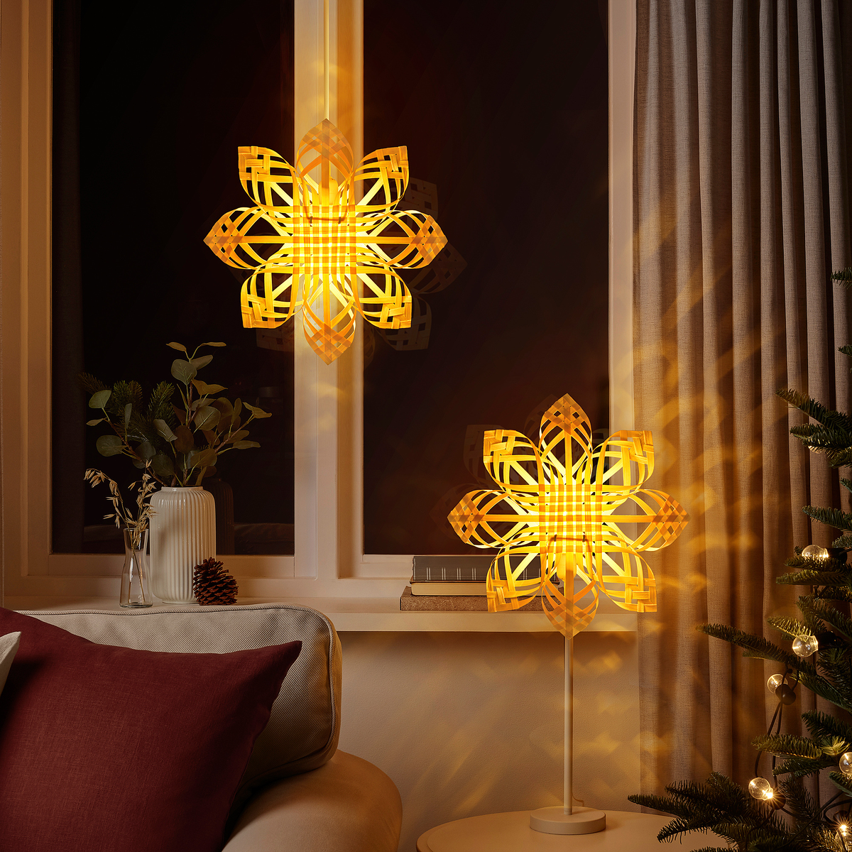 Необычные светильники в виде звёзд, ёлок или снежинок тоже помогут в создании уютной и праздничной атмосферы