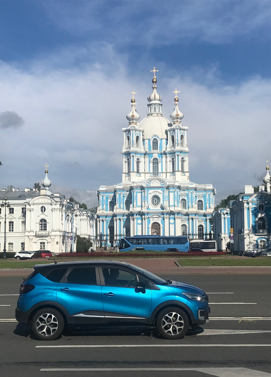 Renault Kaptur на фоне Смольного собора. Фото автора
